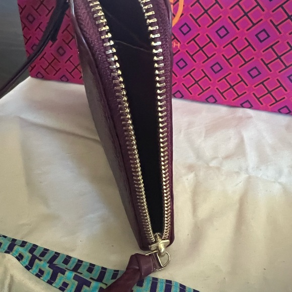 Tory Burch Wristlet. Maroon/Burgundy - Picture 5 of 6